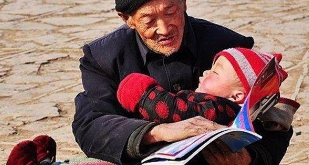 孩子|4个老人抢着带孩子,互不相让,逼疯夫妇俩我生3个每人一个吧