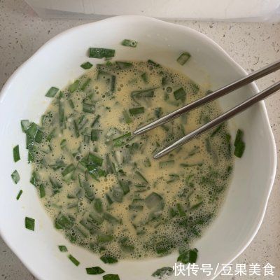 薄饼|别再出去吃了，韭菜鸡蛋饼-妈妈早餐自己做更好吃