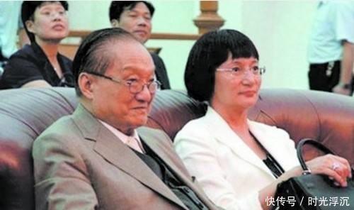 女子|知名作家,邂逅美貌女子后,与相爱23年的妻子离婚,儿子因此自尽!