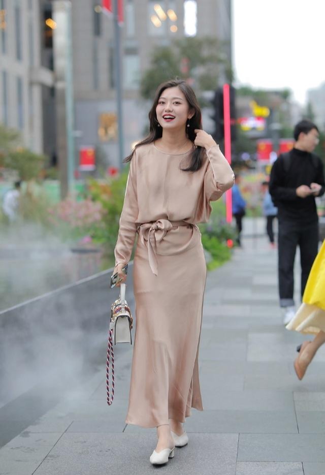 喜欢省心时尚的装扮, 套装裙是不错的选择, 轻盈舒适又显气质