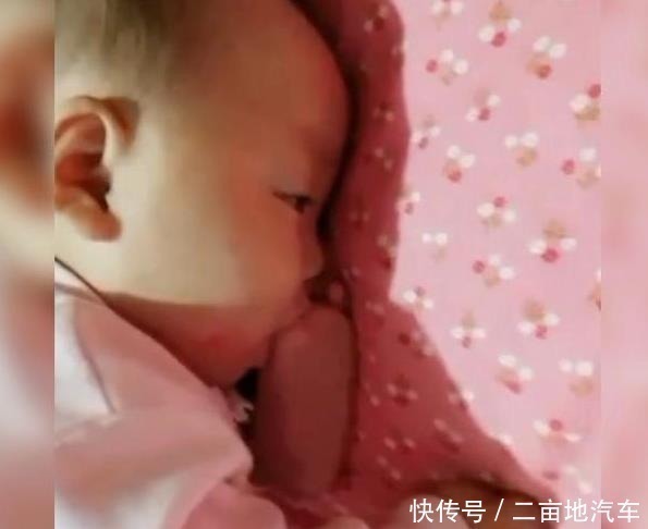睡眠时间|爸爸哄娃一小时以为他睡着了，妈妈回来看见这样一幕，网友亲爹