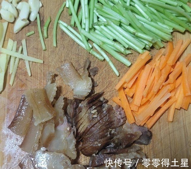 腊肉胡萝卜丝炒芦蒿！
