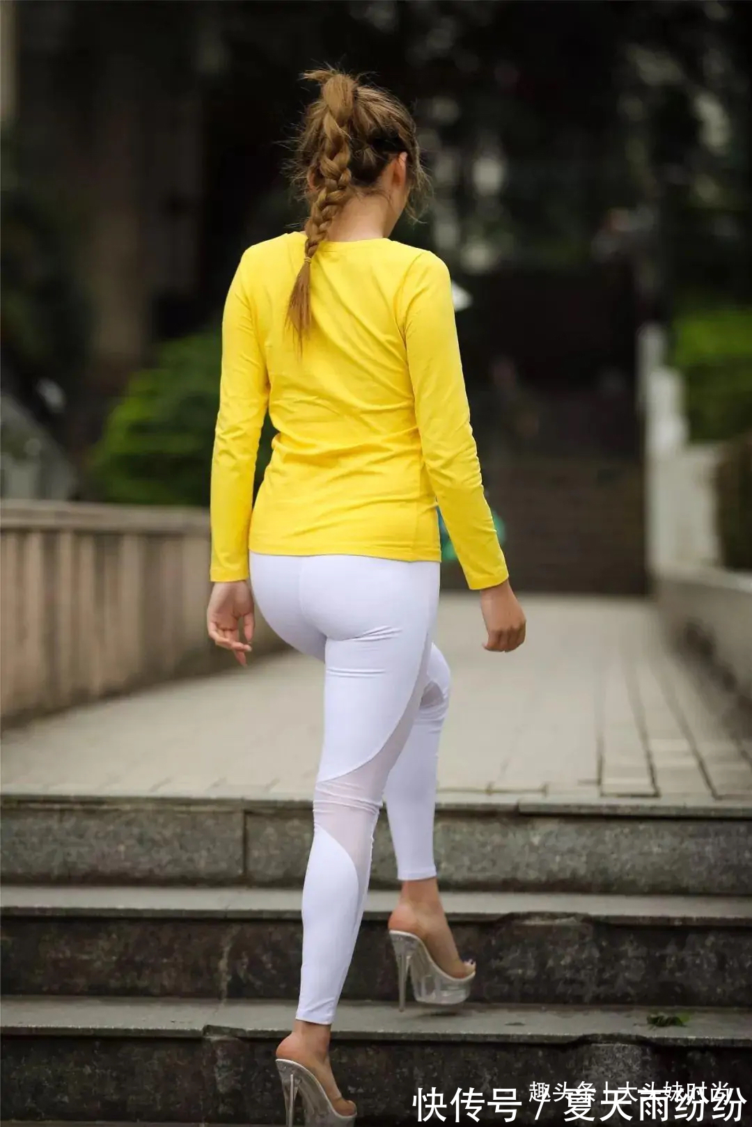 T恤 紧身瑜伽裤搭配黄色T恤,舒适与时尚并存,又美又飒不招摇