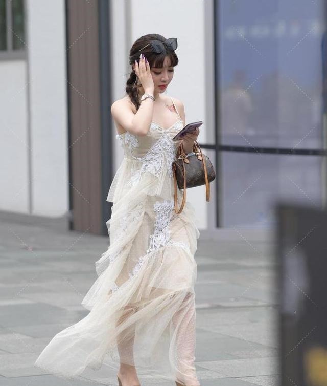高跟鞋 多层网纱长裙,与厚底高跟鞋搭配,性感甜美,妥妥的小仙女!