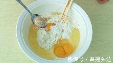 1碗面粉4个鸡蛋,不用烤箱,教你用平底锅做面包,比蛋糕还好吃