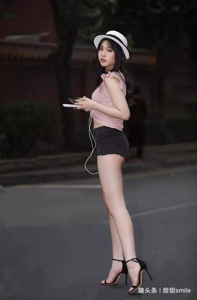 穿搭 一双一字带的高跟凉鞋穿搭在脚上,显得气质又靓丽,特别有时尚感