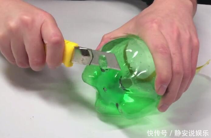 可乐瓶轻松改造一下,放在卫生间里特别实用,家家户户都用的到