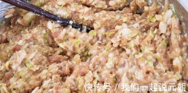 拌饺子馅时,放生油还是熟油很多人做错了,难怪饺子吃着不香