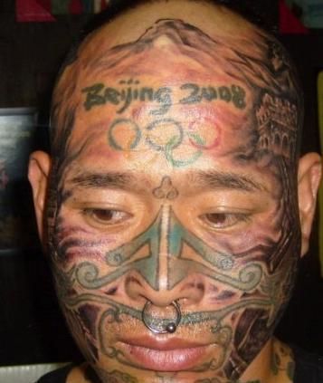 情有独钟|他对纹身艺术情有独钟,200种昆虫图案覆盖身体,父母都认不出