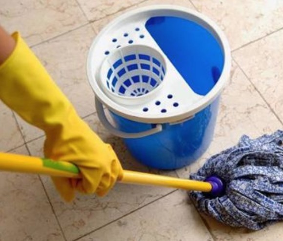 东西|拖地也要讲究方法,拖地时水里加以下3样东西,一星期地面没灰尘