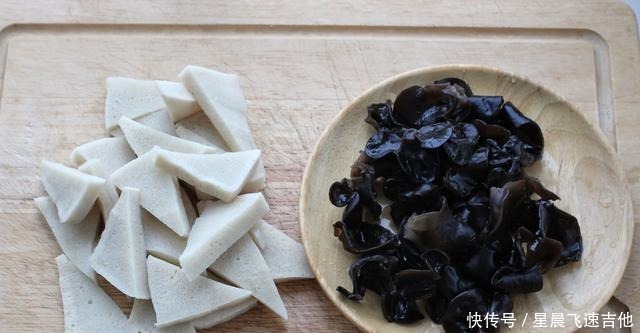 千叶豆腐就用红烧的做法，简单快手，鲜香美味，软嫩入味比肉好吃