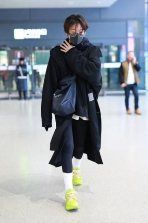 紧身|穿黑色大衣,配黑色紧身打底裤,展现好身材!!