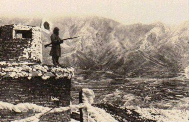 老农|日本兵藏在炮楼中,八路军久攻不下,一老农路过说这还不简单