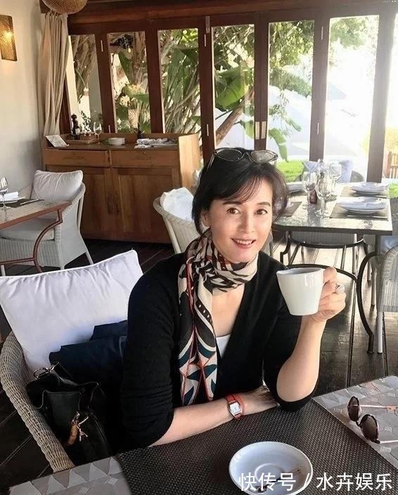 丝巾 丝巾才是提升优雅气质的法宝,日系穿搭教你多种系法,每种都心动