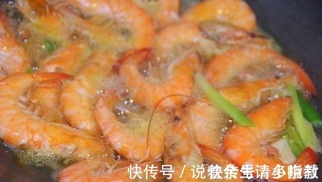 食材|煮虾时，可别再直接下锅了，加上这两样食材，虾肉格外鲜嫩！