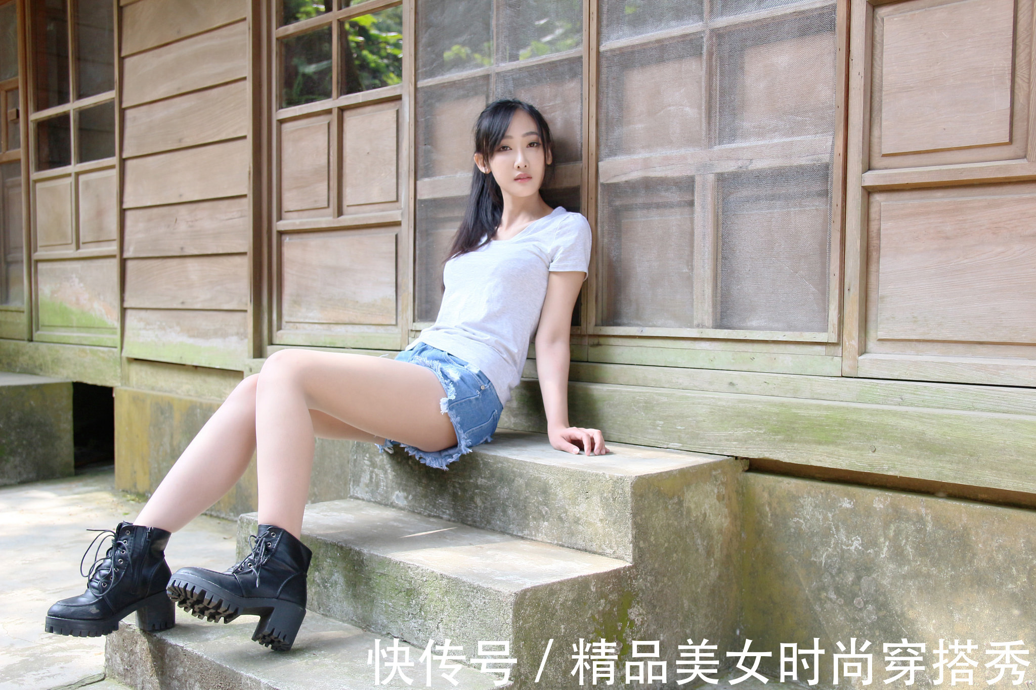 时尚 灰色短袖t恤搭配浅色牛仔短裤，尽显青春的时尚感