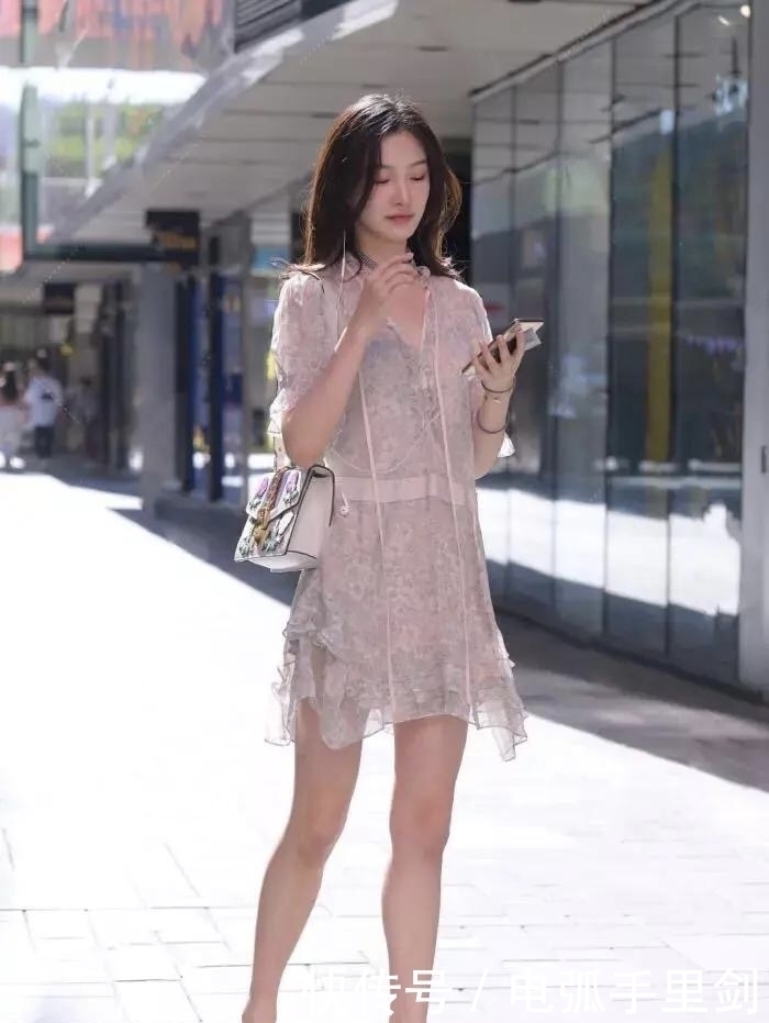 珠翠香|芙蓉不及美人妆，水殿风来珠翠香，连衣短裙演绎的仙气飘飘穿搭