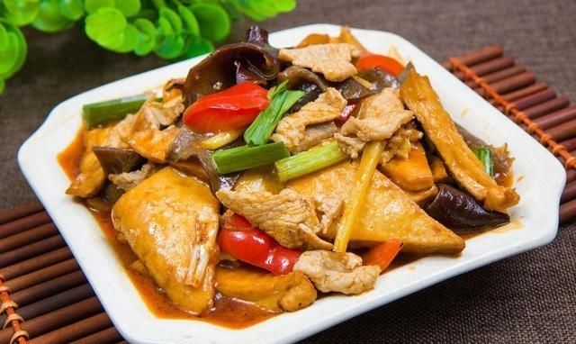 勾芡|炒家常豆腐时,牢记两个妙招,豆腐咸辣甜香,吃一口还想再吃