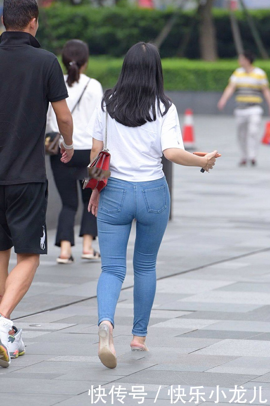 愈加|纯白印花短袖搭配牛仔裤,成熟气息中增添一丝俏皮!