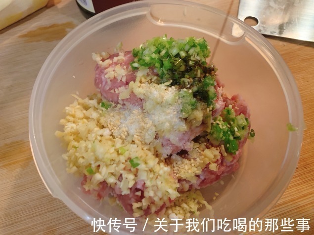 鲁菜大厨教你做汆丸子，学会3招，个个Q弹嫩滑，肉香多汁，真解馋