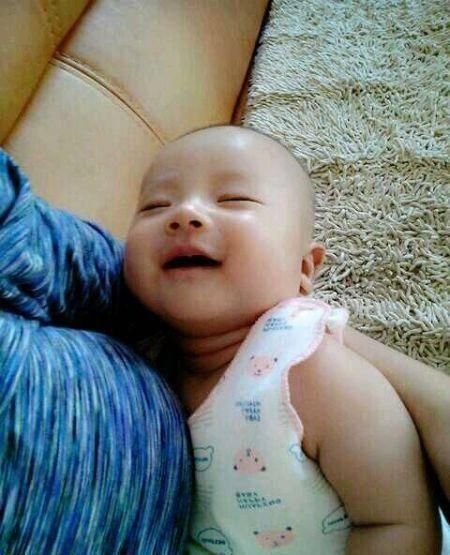 新生儿睡着后为何会偷笑宝宝这几个小秘密,宝妈们应该了解