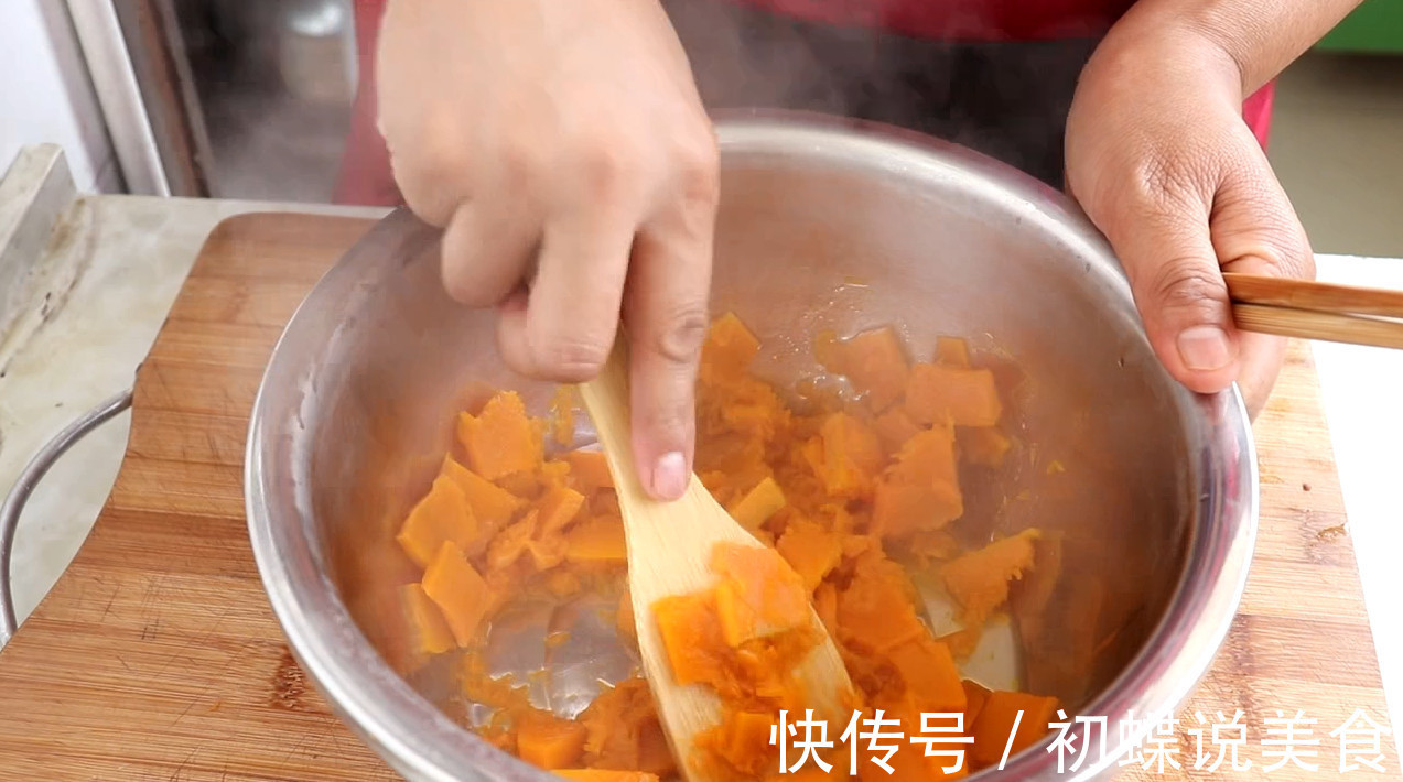 南瓜新做法，不做南瓜饼，不蒸馒头，越吃越想吃，做法超简单