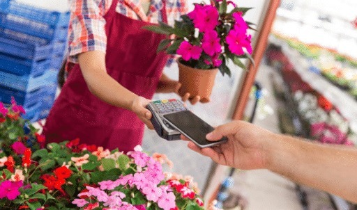 老太|怀疑是假币,收银员撕毁7旬老太百元钞,家属验2次都是真的