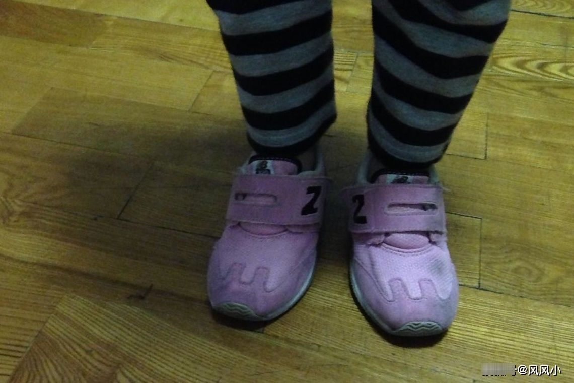 父母|为何孩子总是喜欢把鞋子穿反?这3点原因很少人了解,父母要重视