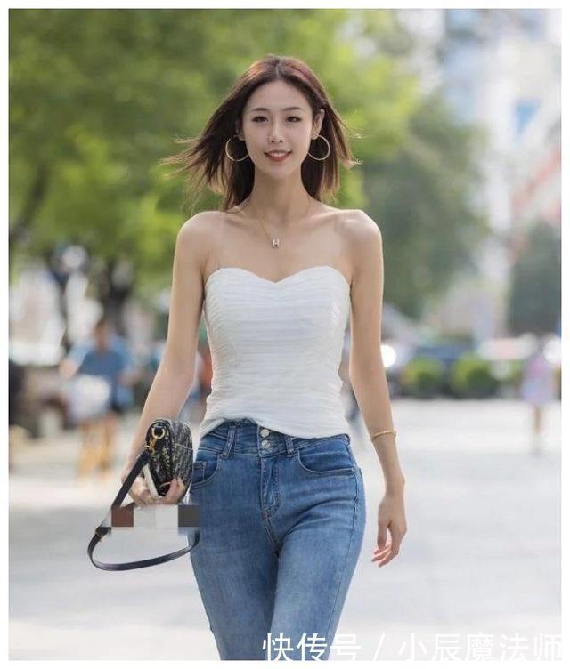 街头美女的“白色系”穿搭,穿出“复古风”,秀出不一样的气质
