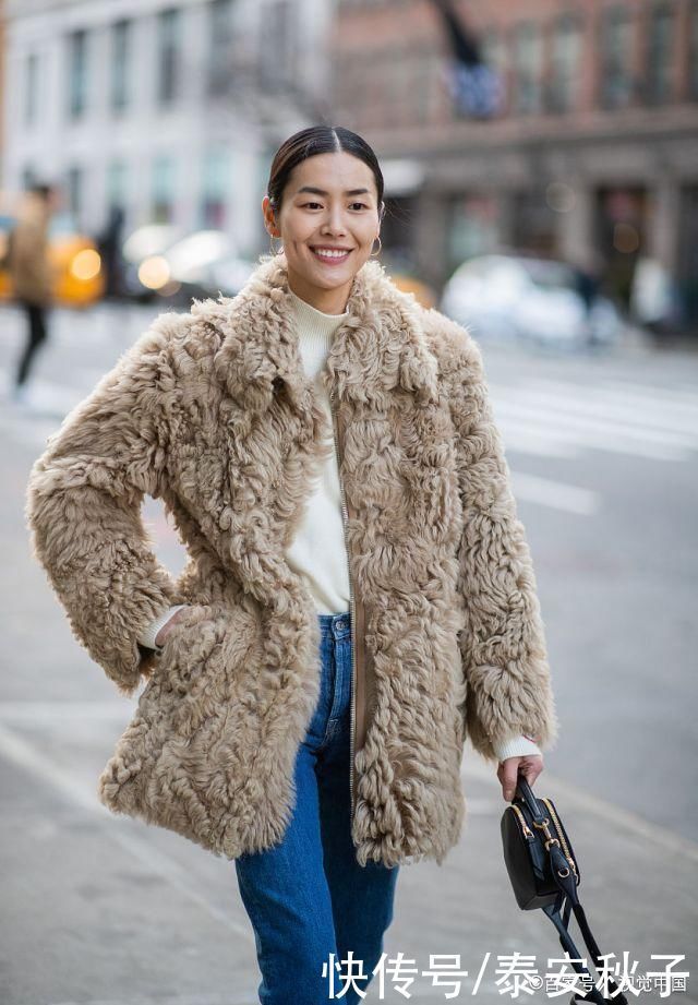 比大衣保暖,比羽绒服时髦!今冬超火“羊羔绒外套”高级又惊艳