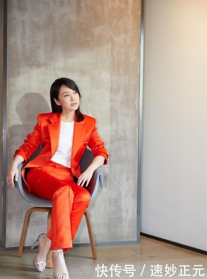黑长|50岁左右的女人，发型不要留羊毛卷和黑长直，这些更洋气
