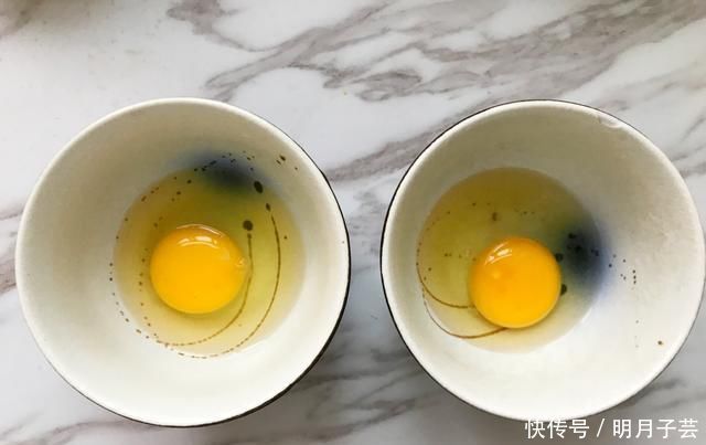 做荷包蛋时,万万不可直接下锅,多加这几步,鸡蛋圆嫩不散花