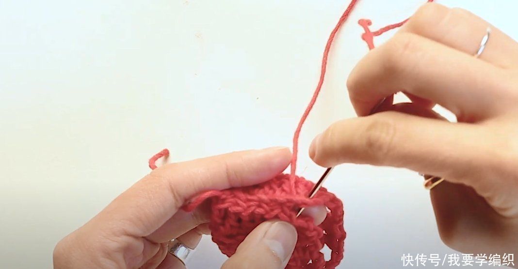 不加不减钩|宝宝戴上妈妈编织的手工帽，又萌又可爱，圈圈边宝宝辫子帽教程