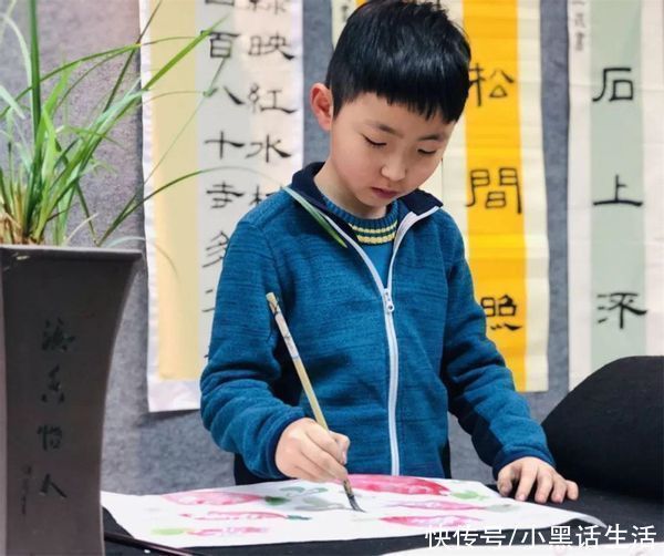 校长!14岁女孩为学校题写校名,字迹行云流水,校长都赞叹不已