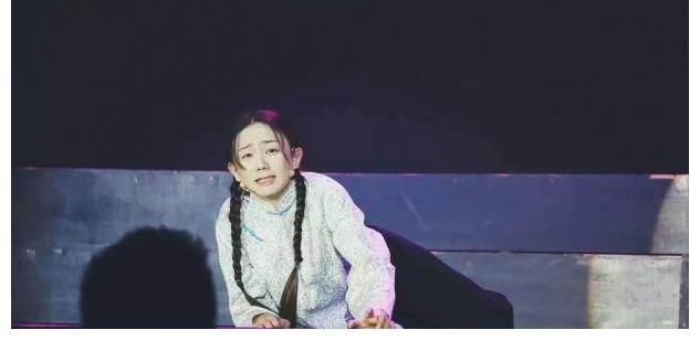 拿过主持人比赛冠军，后加盟芒果台，成《你好星期六》见习班成员