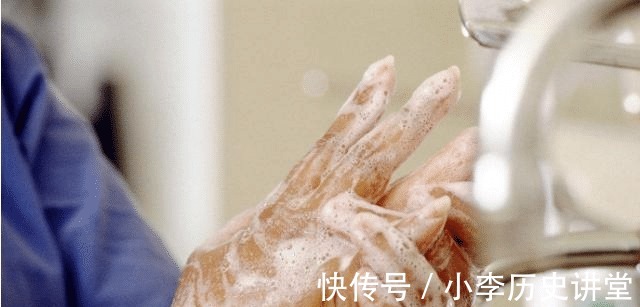 皮肤病|年轻女性因上了一次公厕,被感染了性病,出门在外每个人都要注意!