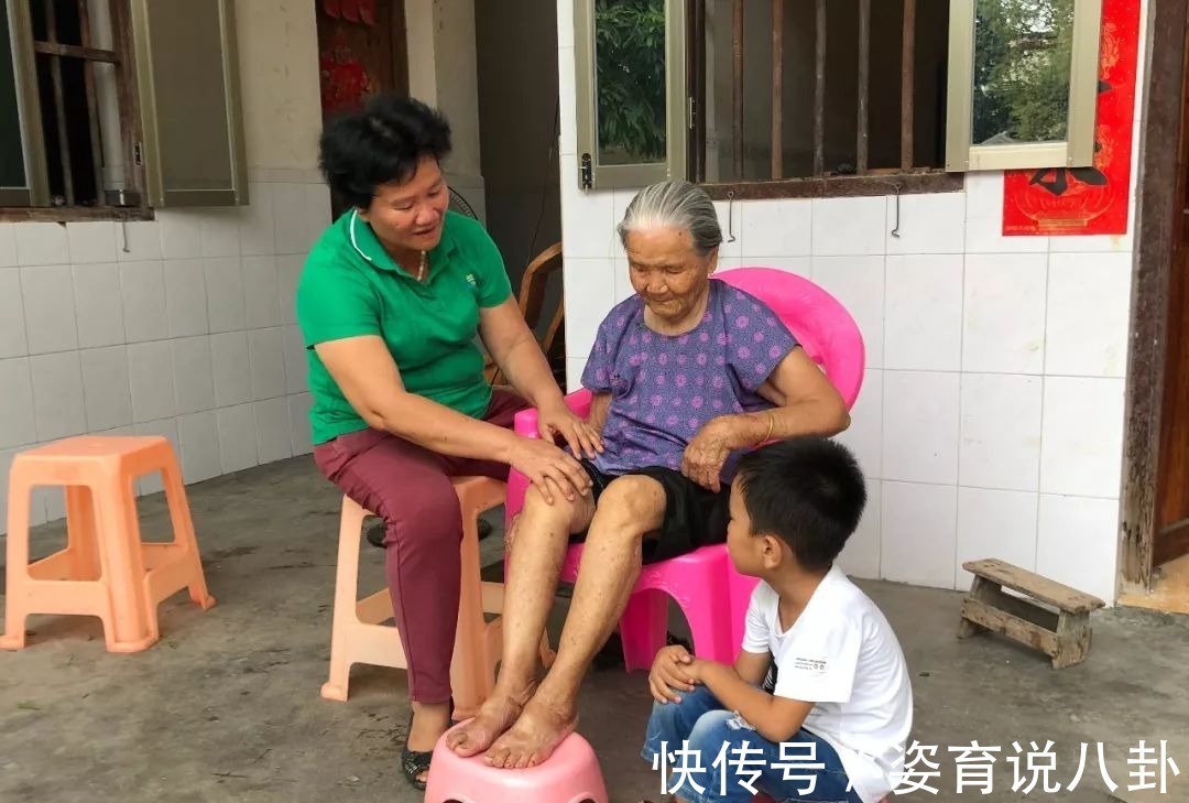 老人|越来越多的姥姥上阵带娃,是因为这三个“断层优势”,奶奶不具备