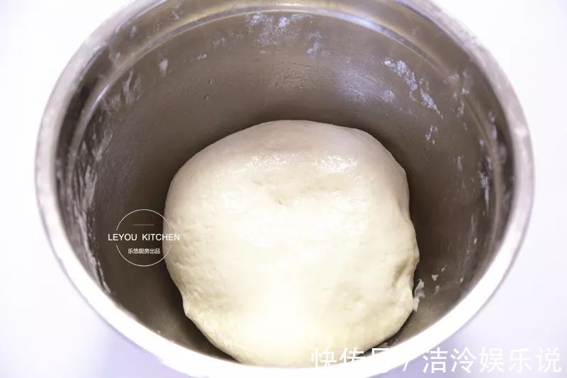 在家做馅饼,和面很重要,照着做馅饼皮薄馅大,放凉了也软软的