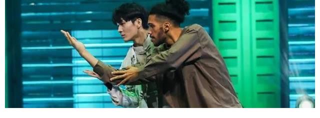 舞台|王一博‘葫芦娃’舞引热议，网友回忆第一印象