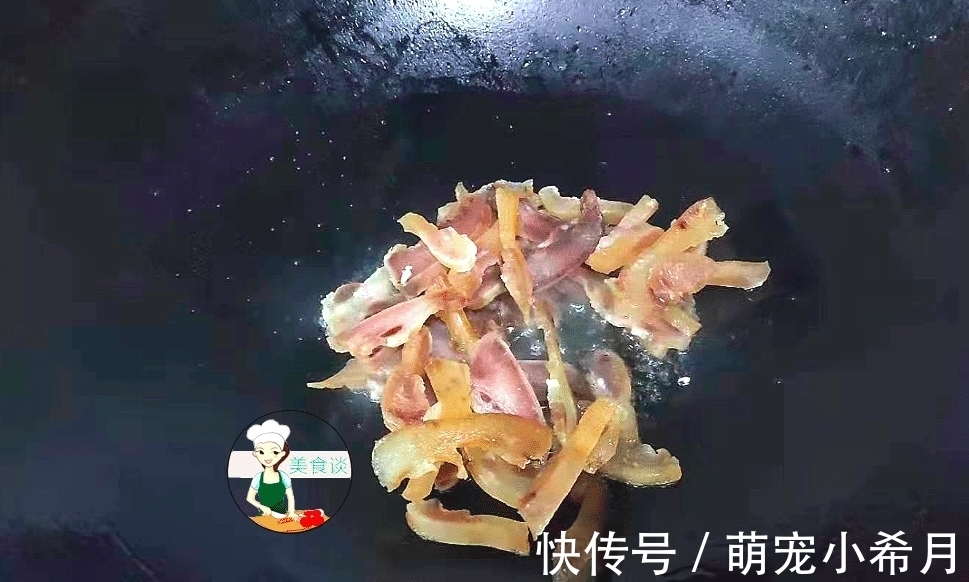 西兰花和此是绝配,简单炒就很香,隔三差五给孩子做,一盘不够吃