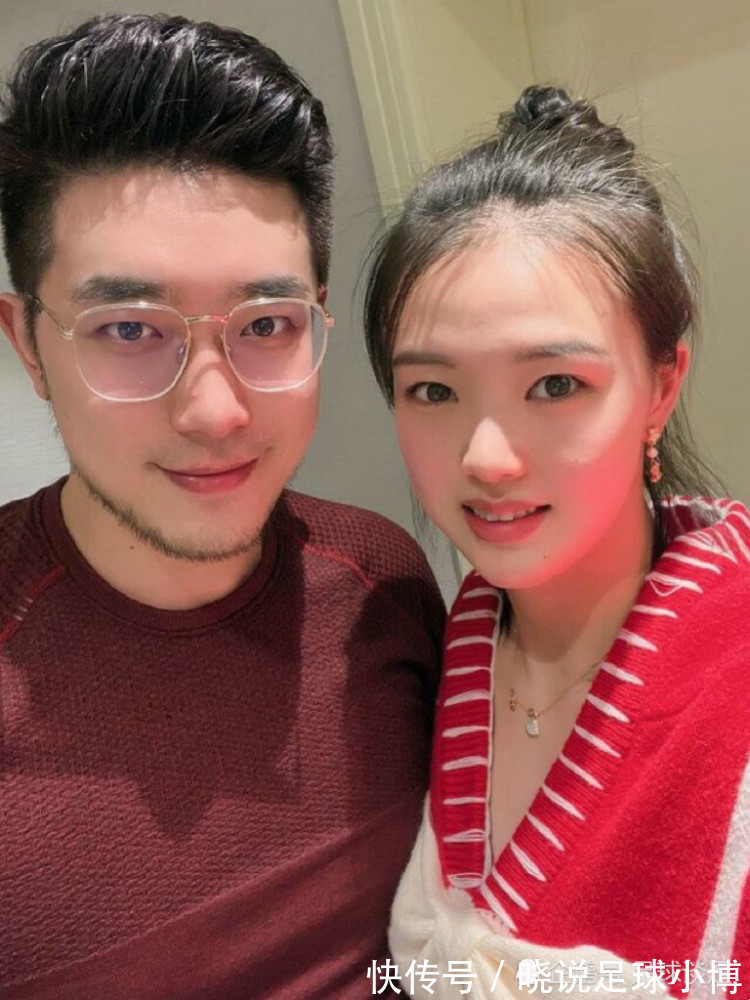 cb女排冠军张常宁春节晒照,两代三国手齐亮相,嫂子比她还要漂亮