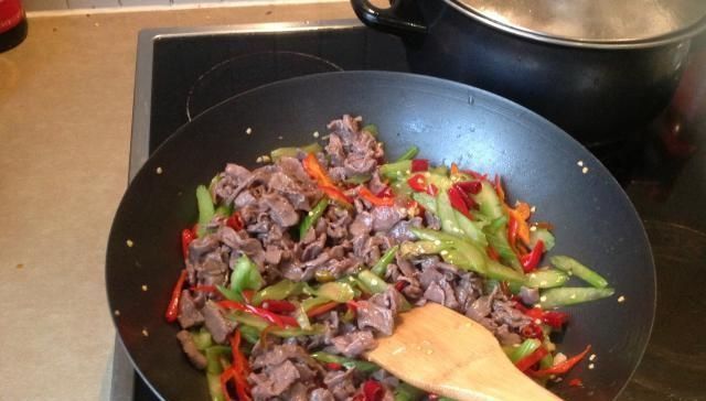 姥姥|炒牛肉,别只会用淀粉腌制,姥姥说少了“它”,牛肉柴老不够香