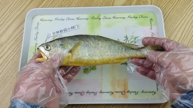今天才知道,刮鱼鳞只需一个塑料袋,不飞溅不脏手,简单实用