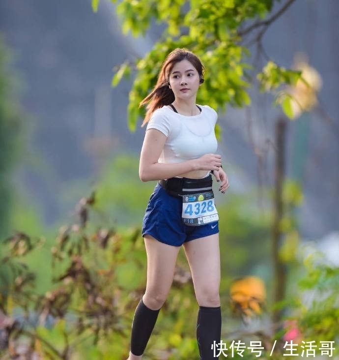 街拍;马尾辫发型怎么弄好看,时尚达人教你怎么变青春靓丽