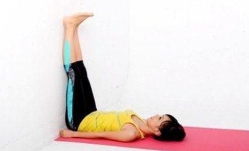 水肿|女人睡前做靠墙抬腿,坚持一个月,会有什么改变?变化显而易见