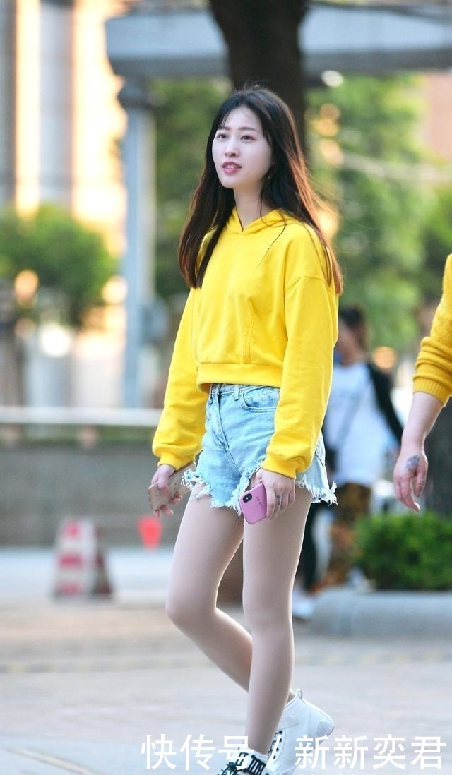 路人街拍,小姐姐清新感爆棚,看起来很有潮范