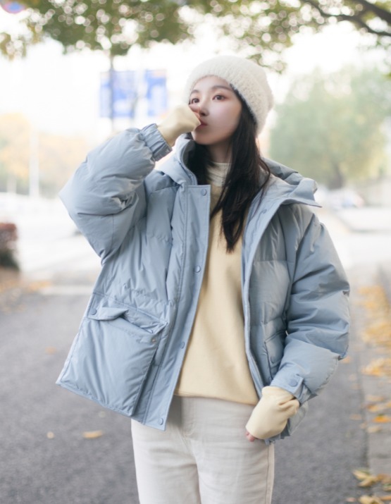 利落|羽绒服别光买黑白灰,今年流行这件“婴儿蓝”,显白还很减龄!