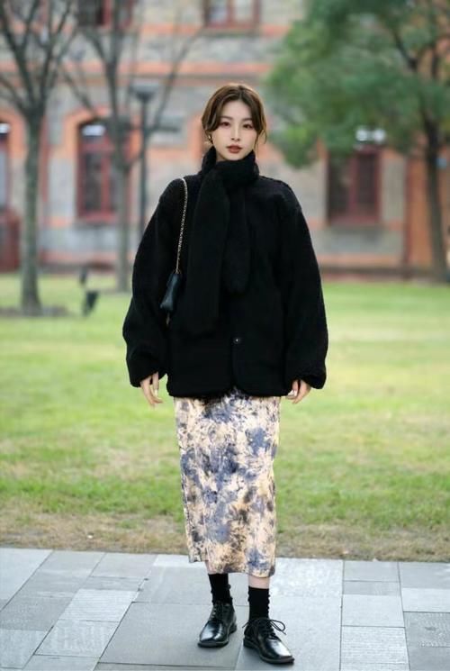 冬季怎么样穿裙子很关键，教你这3招搭配技巧，时髦优雅又保暖