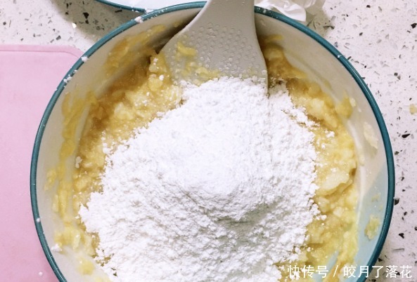 山药加入苹果,做好吃的小饼,一口一个,比蛋糕健康多了