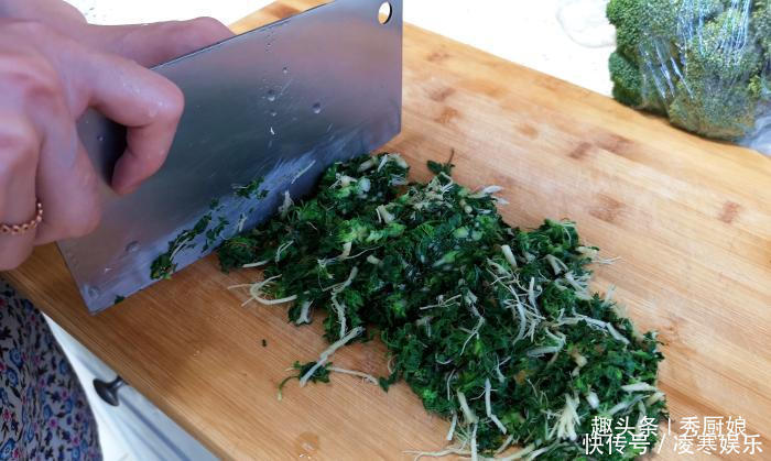 冬天要多吃此菜,5毛钱1斤,钙是鸡蛋的8倍,用来包饺子吃特香